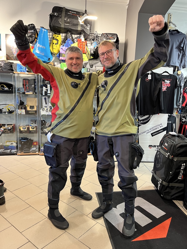 Uczestnik kursu nurkowania w suchym skafandrze SSI Dry Suit Diving, wraz ze swoim instruktorem z Centrum Nurkowego Aquanautic.